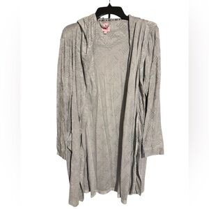 🌈4/$8 🌈Gray Hooded robe -does not have a tie